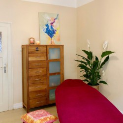 Innenraum-mit-der-Behandlungsliege